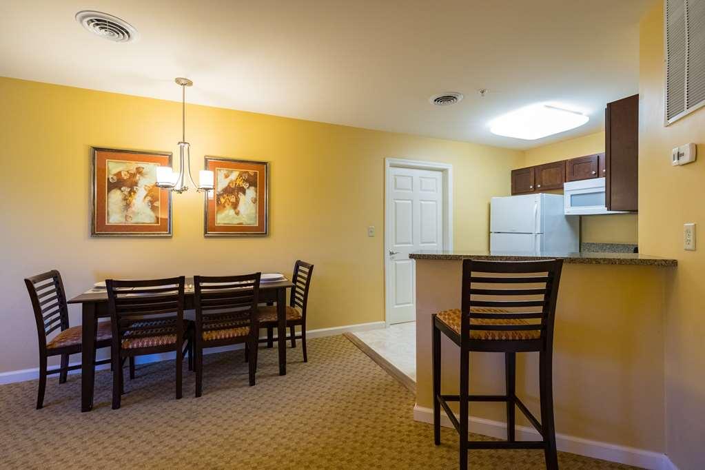 Vacation Village In The Berkshires Hancock Zimmer foto A typical kitchen and dining area in a typical two-bedroom villa