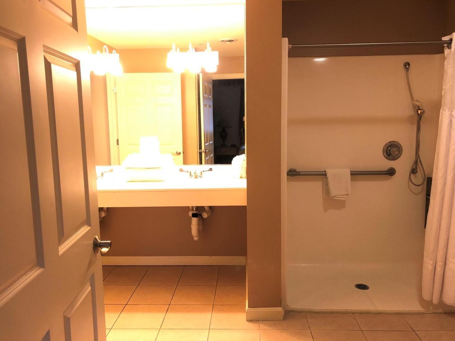 Vacation Village In The Berkshires Hancock Zimmer foto A typical bathroom in a hotel