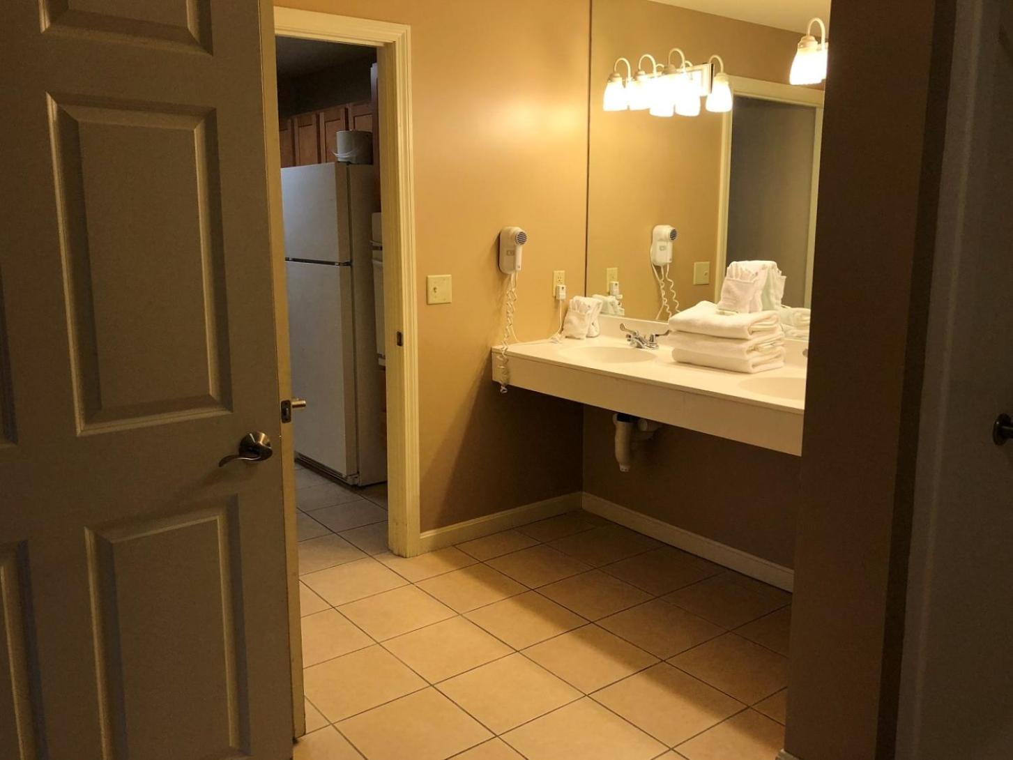 Vacation Village In The Berkshires Hancock Zimmer foto A bathroom at the Inn at the Opera